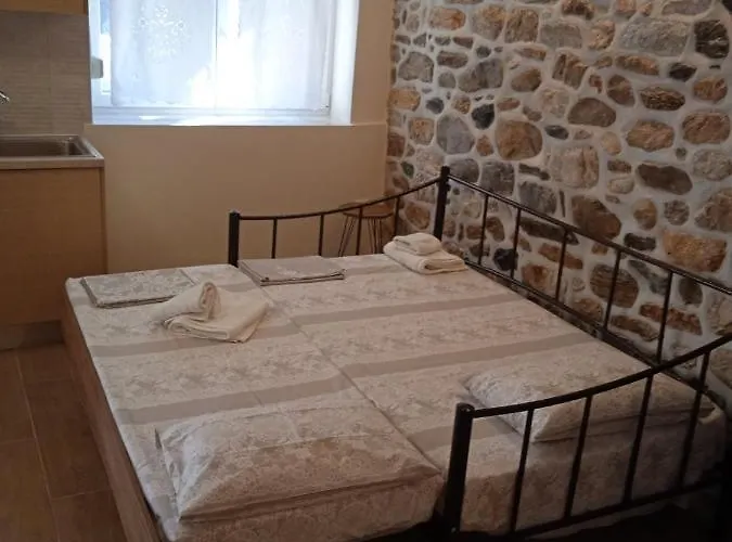 Marina's - White & Stone דירה